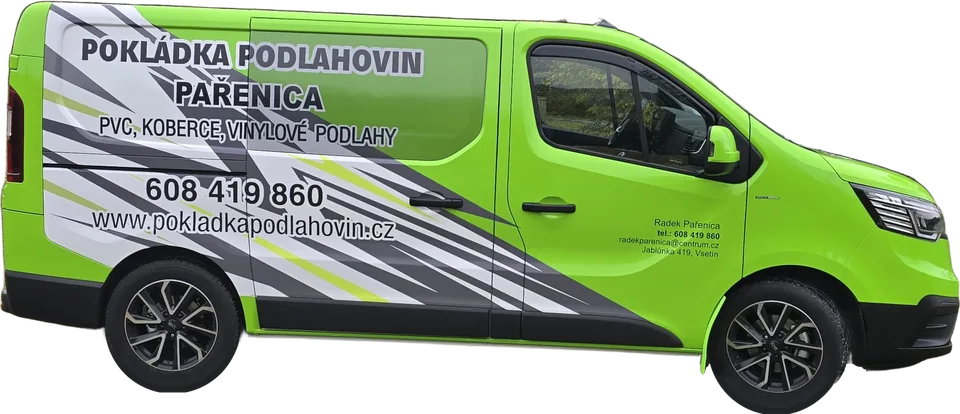 Zelená firemní dodávka Pokládka podlahovin Pařenica z boku
