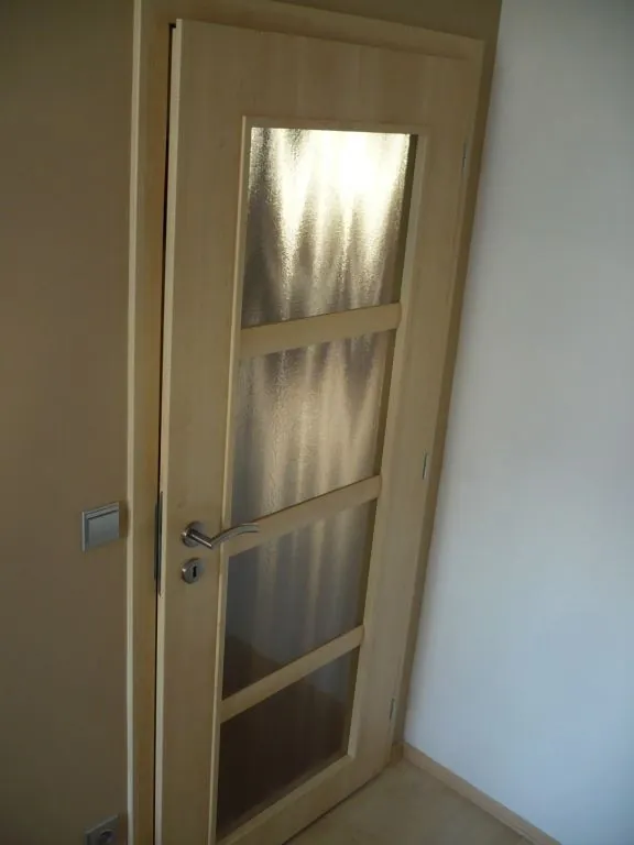 Světlé interiérové dveře s obložkovou zárubní – z naší zakázky