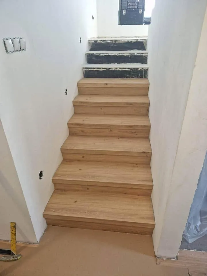 Obkládání schodiště, horní schody čekají na krytinu