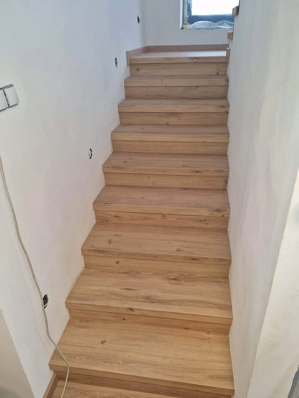 Úzké rovné schodiště v dekoru dubu, pohled zdola