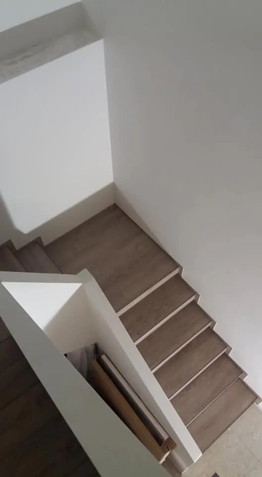 Zalomené schodiště v dekoru šedého dubu